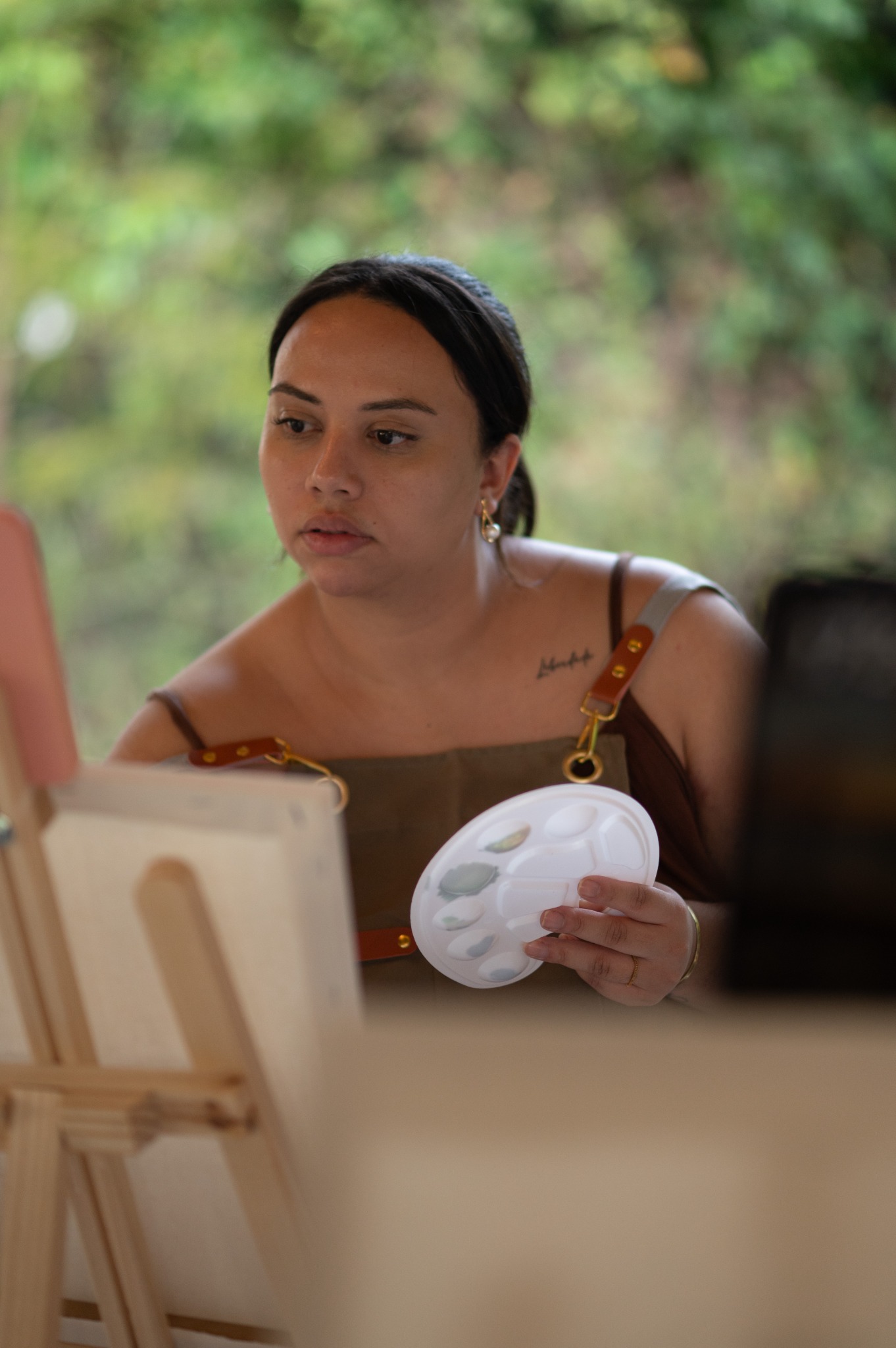 Gabriela pintando